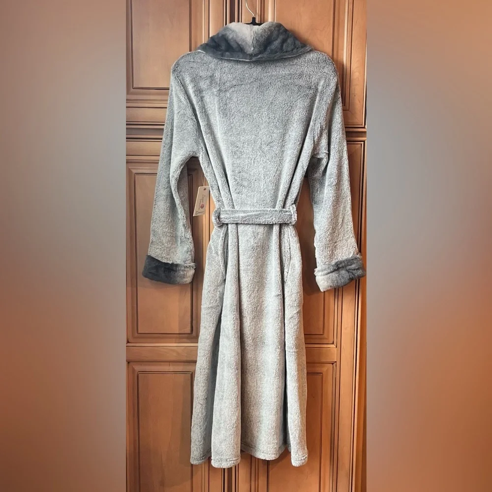 NWT Secret Treasures Superminky Sleep Robe